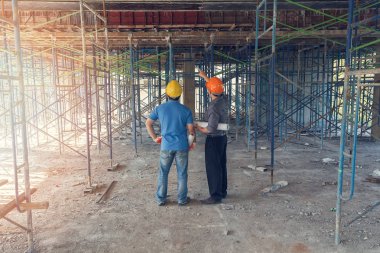 Foreman'la şantiye Binası Projesi konusunda konuşurken mühendisi