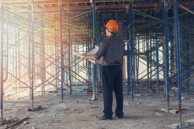 İnşaat alanında bina planı ile mühendis