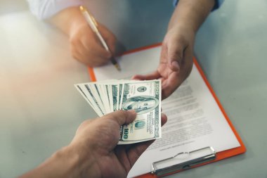 Yüz dolar faturaları toplu sunan adam. Bir anlaşma, iş sözleşmesi detaylarının sözleşme imzalama iş adamı yakın çekim.