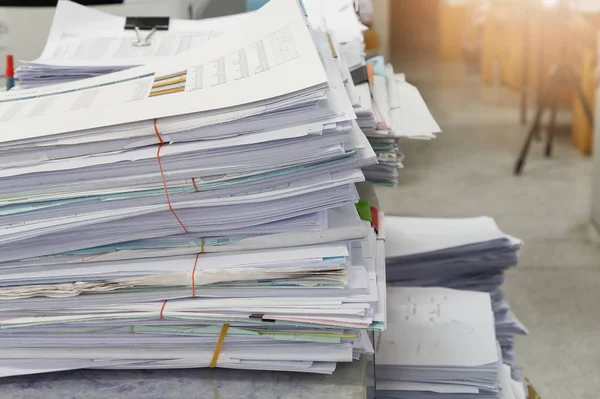 把业务文件堆在桌上 报告文件堆 — 图库照片