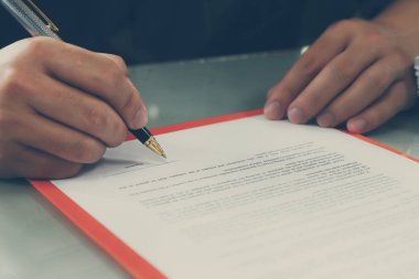 Bir anlaşma, iş sözleşmesi detaylarının sözleşme imzalama iş adamı yakın çekim. İşadamı resmi bir belge imzalama