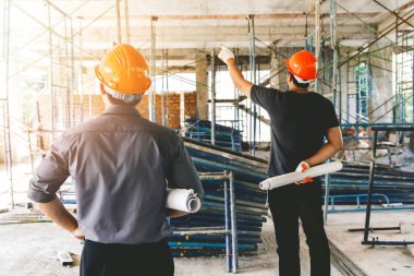 Foreman'la şantiye Binası Projesi konusunda konuşurken mühendisi