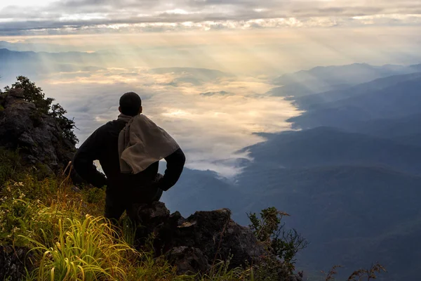 Viajante Topo Montanha Ele Sentado Rocha Assistindo Belo Nascer Sol — Fotografia de Stock