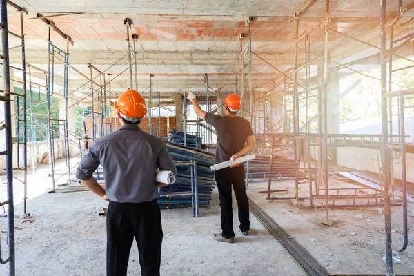Foreman'la şantiye Binası Projesi konusunda konuşurken mühendisi