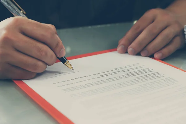 Close Homem Negócios Assinando Contrato Fazendo Acordo Detalhes Contrato Negócios — Fotografia de Stock