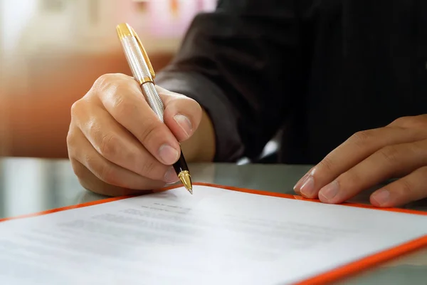 Close Homem Negócios Assinando Contrato Fazendo Acordo Detalhes Contrato Negócios — Fotografia de Stock