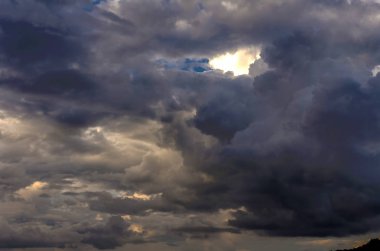Mavi gökyüzü arka planında koyu bulutlar