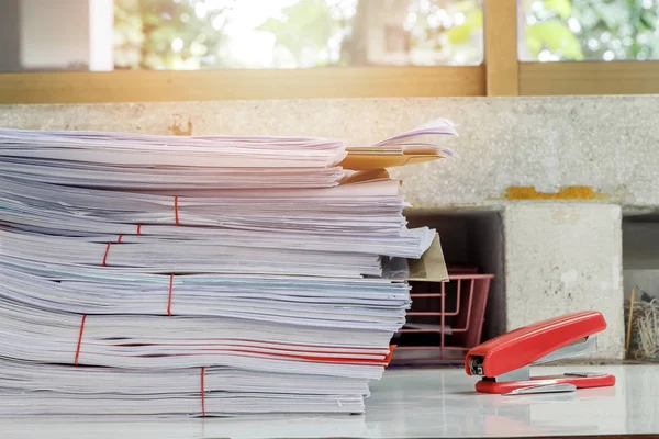 Großaufnahme Von Geschäftsdokumenten Stapeln Sich Auf Dem Schreibtisch Berichtspapiere Stapeln — Stockfoto