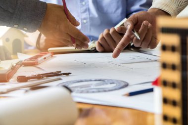 Ofiste birlikte çalışan kendine güvenen bir mimar ekibi. Sonra da masa başında yeni bir başlangıç projesi hakkında tartışıyorlar. Mimar, mühendisle ofisteki proje, mimari konsept hakkında görüştü