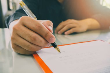 Bir anlaşma, iş sözleşmesi detaylarının sözleşme imzalama iş adamı yakın çekim. İşadamı resmi bir belge imzalama