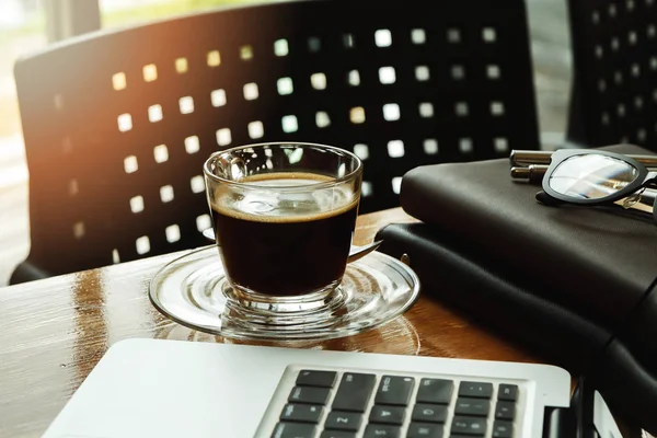 Close Van Een Kopje Koffie Office Supplies Balie Kantoor Bij — Stockfoto