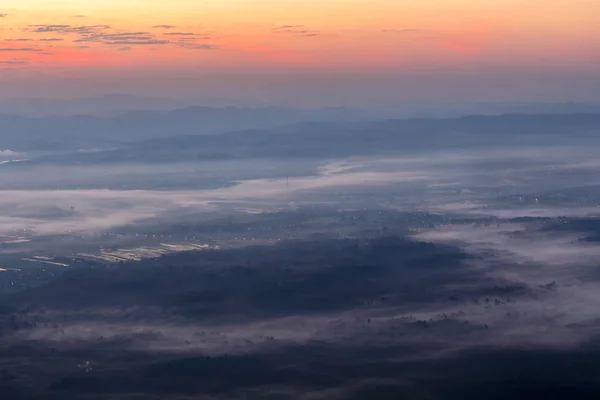 夜明けの霧と霧カバー都市と森林 — ストック写真