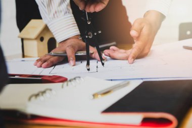 Ofiste birlikte çalışan kendine güvenen bir mimar ekibi. Sonra da masa başında yeni bir başlangıç projesi hakkında tartışıyorlar. Mimar, mühendisle ofisteki proje, mimari konsept hakkında görüştü