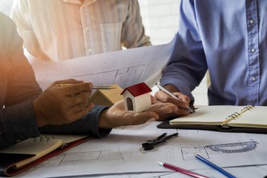 Ofiste birlikte çalışan kendine güvenen bir mimar ekibi. Sonra da masa başında yeni bir başlangıç projesi hakkında tartışıyorlar. Mimar, mühendisle ofisteki proje, mimari konsept hakkında görüştü