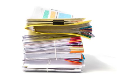 Beyaz arkaplanda izole edilmiş belge yığını