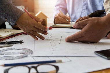 Ofiste birlikte çalışan kendine güvenen bir mimar ekibi. Sonra da masa başında yeni bir başlangıç projesi hakkında tartışıyorlar. Mimar, mühendisle ofisteki proje, mimari konsept hakkında görüştü