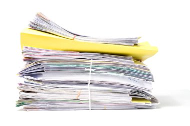 Beyaz arkaplanda izole edilmiş belge yığını