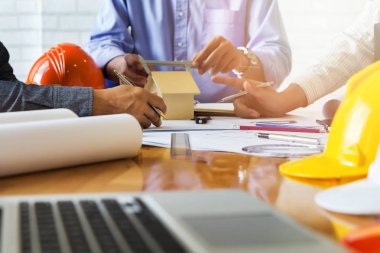 Ofiste birlikte çalışan kendine güvenen bir mimar ekibi. Sonra da masa başında yeni bir başlangıç projesi hakkında tartışıyorlar. Mimar, mühendisle ofisteki proje, mimari konsept hakkında görüştü