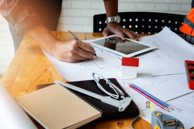 Plan üzerinde çalışan kalem kullanan mimar veya mühendis, mimari konsept