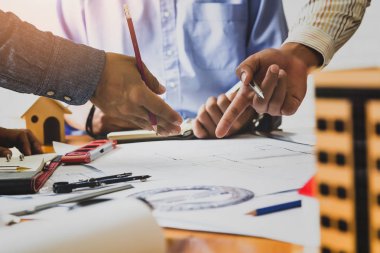 Ofiste birlikte çalışan kendine güvenen bir mimar ekibi. Sonra da masa başında yeni bir başlangıç projesi hakkında tartışıyorlar. Mimar, mühendisle ofisteki proje, mimari konsept hakkında görüştü