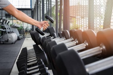 Spor salonunda eğitim atlet adam. Bir adam kaldırma halter