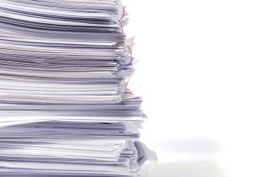 Beyaz arkaplanda izole edilmiş belge yığını