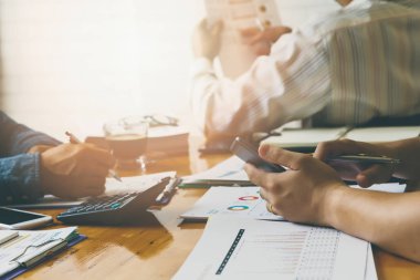 İş ekibi toplantısı ve proje planı. İş adamları toplantı odasında tartışıyor. İş projesinde birlikte çalışan profesyonel bir yatırımcı. Finans yöneticilerinin görevi.