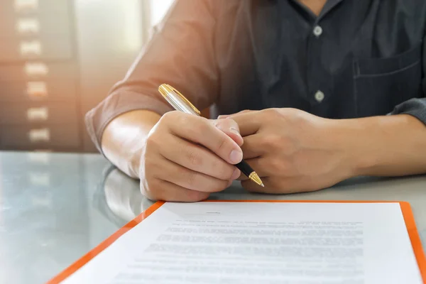 Close Homem Negócios Assinando Contrato Fazendo Acordo Detalhes Contrato Negócios — Fotografia de Stock