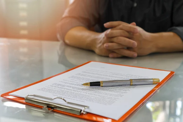 Close Homem Negócios Assinando Contrato Fazendo Acordo Detalhes Contrato Negócios — Fotografia de Stock