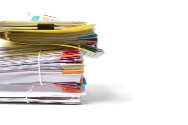 Beyaz arkaplanda izole edilmiş belge yığını