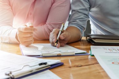 İş ekibi toplantısı ve proje planı. İş adamları toplantı odasında tartışıyor. İş projesinde birlikte çalışan profesyonel bir yatırımcı. Finans yöneticilerinin görevi.