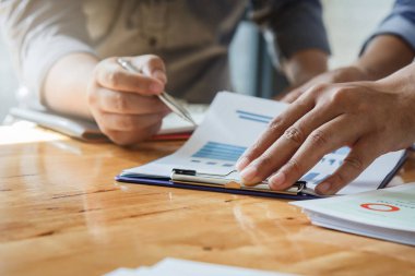 İş ekibi toplantısı ve proje planının tartışılması. İşadamları d