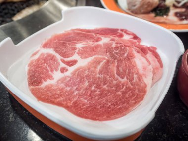 Barbekü için tabakta çiğ domuz dilimi