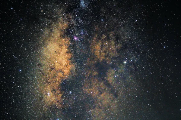 星と長時間露光写真は 穀物の宇宙で宇宙の塵と天の川銀河の中心部を閉じる — ストック写真