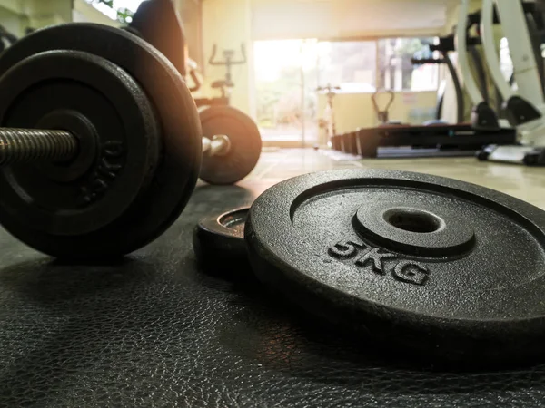 Fitness salonunda katta halter yan görünüm