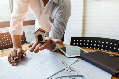 Plan üzerinde çalışan kalem kullanan mimar veya mühendis, mimari konsept