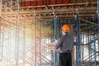 İnşaat alanında bina planı ile mühendis