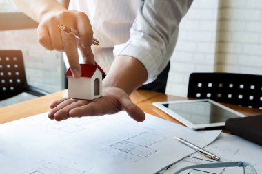 Plan üzerinde çalışan kalem kullanan mimar veya mühendis, mimari konsept