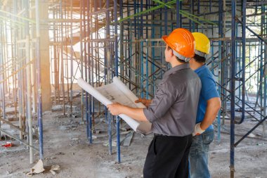 Foreman'la şantiye Binası Projesi konusunda konuşurken mühendisi