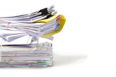 Beyaz arkaplanda izole edilmiş belge yığını