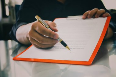 Bir anlaşma, iş sözleşmesi detaylarının sözleşme imzalama iş adamı yakın çekim. İşadamı resmi bir belge imzalama