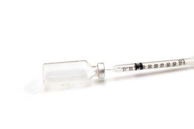 Beyaz arka planda izole şırınga ile enjeksiyon için tıbbi şişeler