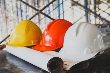 Şantiyede kask ve plan masada