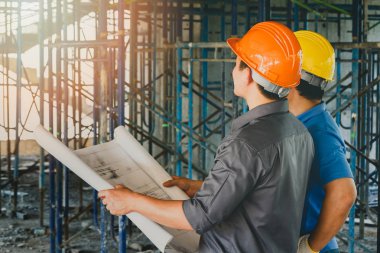 Foreman'la şantiye Binası Projesi konusunda konuşurken mühendisi