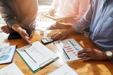 İş ekibi toplantısı ve proje planı. İş adamları toplantı odasında tartışıyor. İş projesinde birlikte çalışan profesyonel bir yatırımcı. Finans yöneticilerinin görevi.