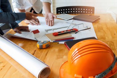 mimar arka plan ile ahşap masa üzerinde kask