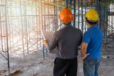 Foreman'la şantiye Binası Projesi konusunda konuşurken mühendisi