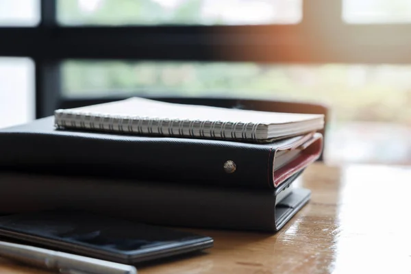 Stapel Notebooks Pennen Kantoor Bureau — Stockfoto