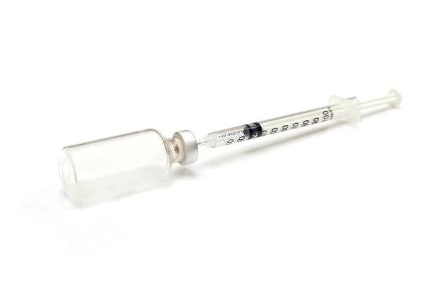 白い背景に隔離された注射器を用いるための医療用バイアル — ストック写真