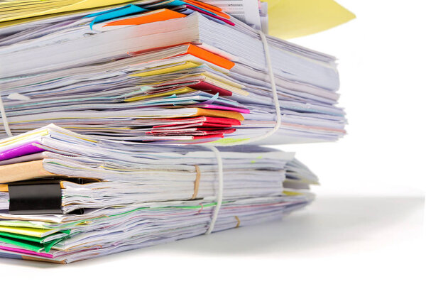 Стек документов, изолированных на белом фоне